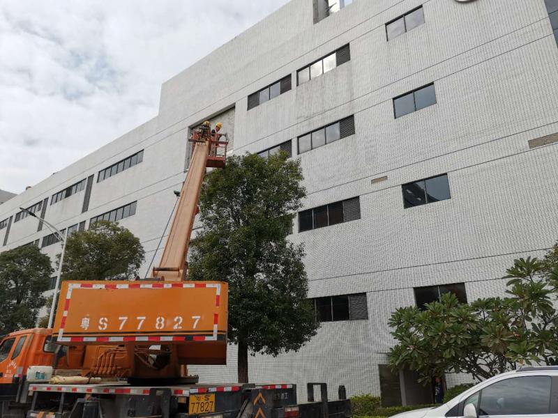 东莞松山湖华贝电子厂外墙瓷砖修补高空作业施工