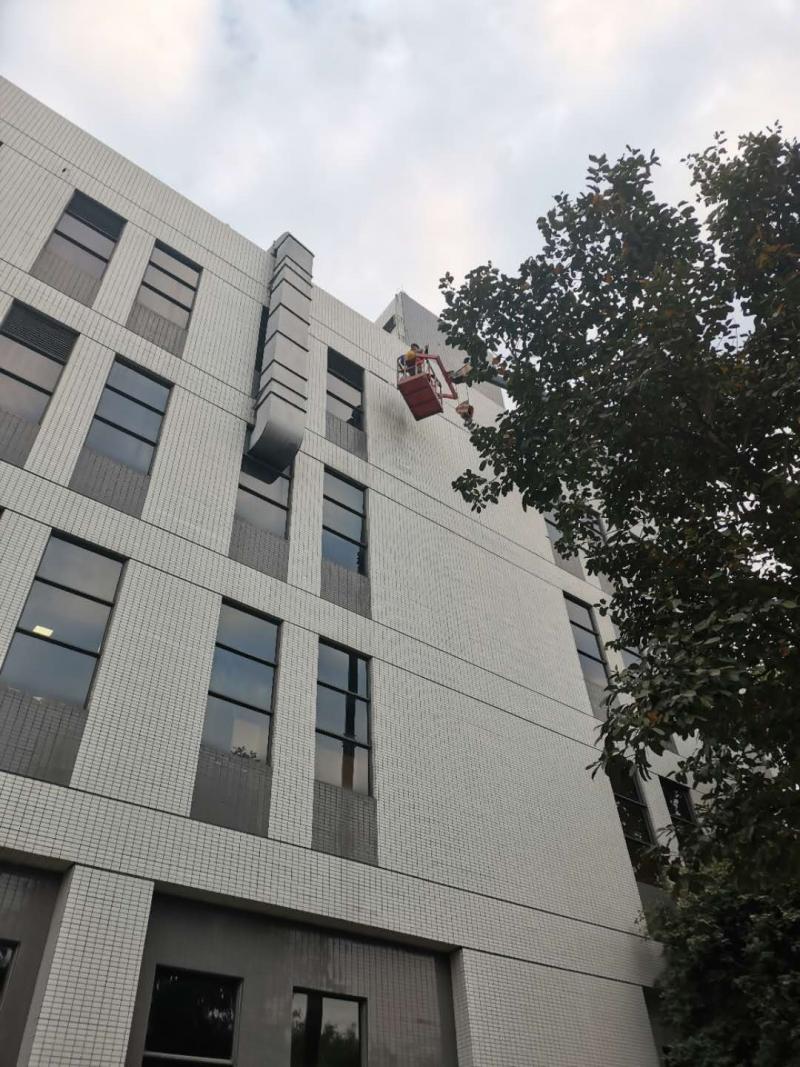 东莞松山湖华贝电子厂外墙瓷砖修补高空作业施工